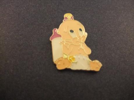 Baby met luier om en zuigfles fopspeen in  mond